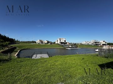 Casa en venta en el Yacht Nordelta con 4 dormitorios y salida al río Luján