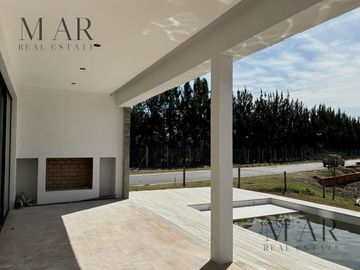 Casa en venta en el Yacht Nordelta con 4 dormitorios y salida al río Luján