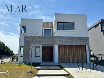 Casa en venta en el Yacht Nordelta con 4 dormitorios y salida al río Luján