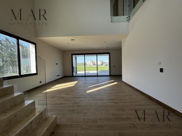 Casa en venta en el Yacht Nordelta con 4 dormitorios y salida al río Luján