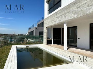 Casa en venta en el Yacht Nordelta con 4 dormitorios y salida al río Luján