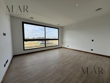 Casa en venta en el Yacht Nordelta con 4 dormitorios y salida al río Luján