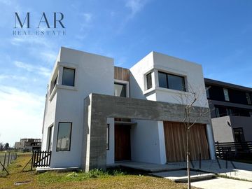 Casa en venta en el Yacht Nordelta con 4 dormitorios y salida al río Luján