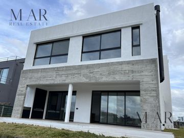 Casa en venta en el Yacht Nordelta con 4 dormitorios y salida al río Luján