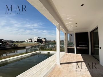 Casa en venta en el Yacht Nordelta con 4 dormitorios y salida al río Luján