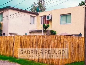 Casa en  barrio Las Acacias