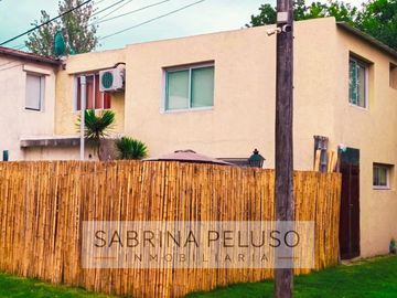 Casa en  barrio Las Acacias