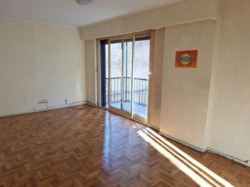 Departamento de tres ambientes en Belgrano. Edificio torre.