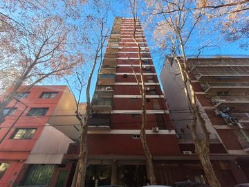 Departamento de tres ambientes en Belgrano. Edificio torre.