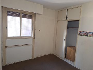 Departamento de tres ambientes en Belgrano. Edificio torre.
