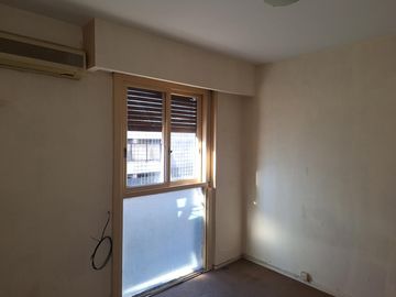 Departamento de tres ambientes en Belgrano. Edificio torre.