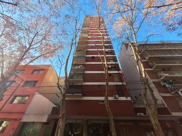 Departamento de tres ambientes en Belgrano. Edificio torre.