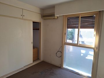Departamento de tres ambientes en Belgrano. Edificio torre.