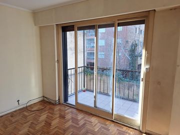 Departamento de tres ambientes en Belgrano. Edificio torre.
