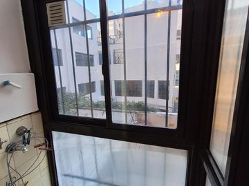 Departamento de tres ambientes en Belgrano. Edificio torre.