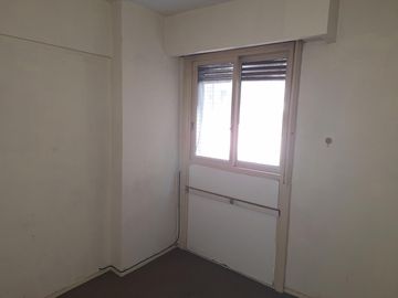 Departamento de tres ambientes en Belgrano. Edificio torre.