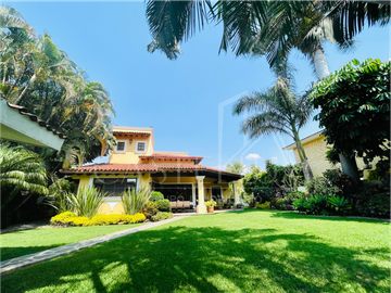 Casa con alberca en Condominio Residencial Sumiya Jiutepec-Morelos