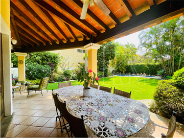 Casa con alberca en Condominio Residencial Sumiya Jiutepec-Morelos