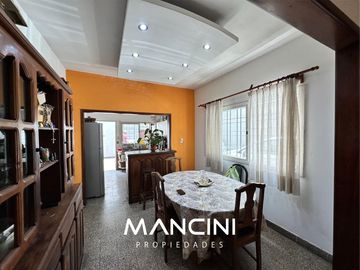 Casa en venta de 3 ambientes con cocheras - Villa Ballester