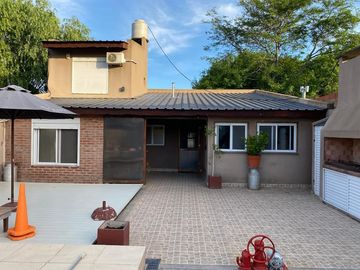 Venta casa 3 ambientes con quincho y piscina barrio Montemar Mar del plata