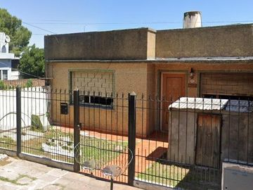 Casa en venta - 2 Dormitorios 1 Baño - Cochera - 300Mts2 - Merlo