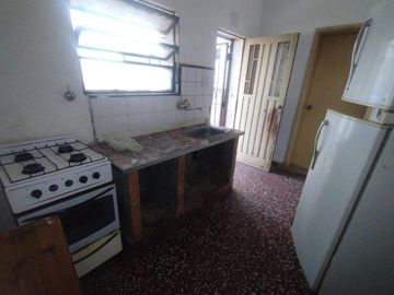 Casa en venta - 2 Dormitorios 1 Baño - Cochera - 300Mts2 - Merlo