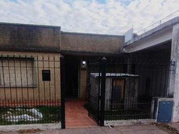 Casa en venta - 2 Dormitorios 1 Baño - Cochera - 300Mts2 - Merlo