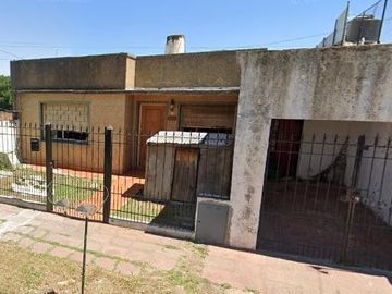 Casa en venta - 2 Dormitorios 1 Baño - Cochera - 300Mts2 - Merlo