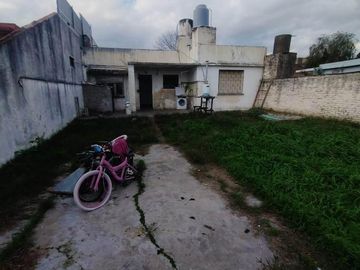 Casa en venta - 2 Dormitorios 1 Baño - Cochera - 300Mts2 - Merlo