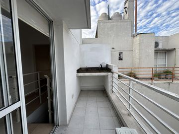 Departamento Duplex de dos dormitorios, balcon y parrillero en  Echesortu.