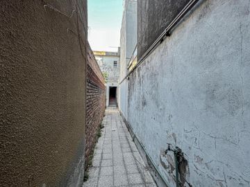 Casa de pasillo en PA con 2 dormitorios y terrazas en Alberdi