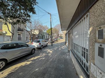 Casa de pasillo en PA con 2 dormitorios y terrazas en Alberdi