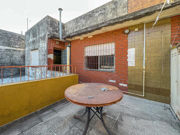 Casa de pasillo en PA con 2 dormitorios y terrazas en Alberdi