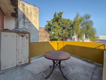 Casa de pasillo en PA con 2 dormitorios y terrazas en Alberdi