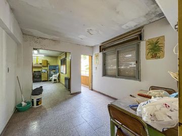 Casa de pasillo en PA con 2 dormitorios y terrazas en Alberdi