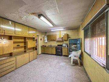Casa de pasillo en PA con 2 dormitorios y terrazas en Alberdi