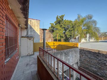 Casa de pasillo en PA con 2 dormitorios y terrazas en Alberdi