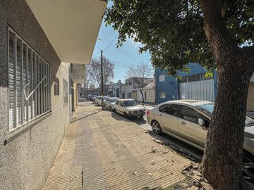 Casa de pasillo en PA con 2 dormitorios y terrazas en Alberdi