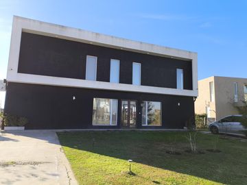 VENTA CASA A LA LAGUNA AREA 7 SAN SEBASTIAN