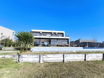 VENTA CASA A LA LAGUNA AREA 7 SAN SEBASTIAN
