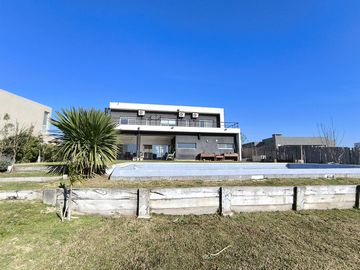 VENTA CASA A LA LAGUNA AREA 7 SAN SEBASTIAN