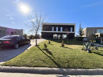 VENTA CASA A LA LAGUNA AREA 7 SAN SEBASTIAN