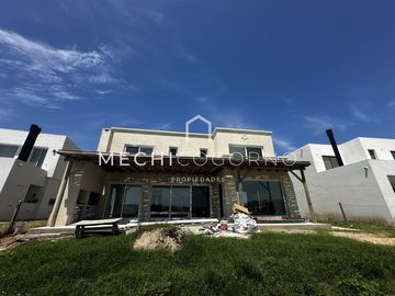 Casa en venta de 4 dormitorios en Santa Ana, Villa Nueva