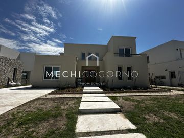 Casa en venta de 4 dormitorios en Santa Ana, Villa Nueva