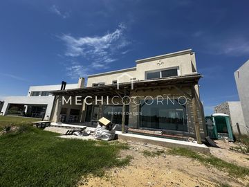 Casa en venta de 4 dormitorios en Santa Ana, Villa Nueva