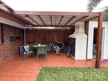 Venta casa 4 ambientes con piscina en Wilde