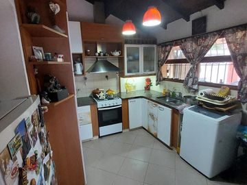 CASA 4 AMB CON GARAJE, PARQUE Y QUINCHO EN Zona Caisamar
