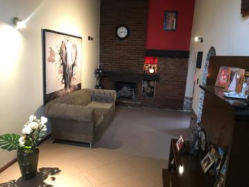 CASA 4 AMB CON GARAJE, PARQUE Y QUINCHO EN Zona Caisamar