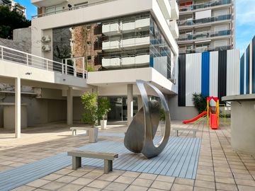 Departamento de 3 dormitorios más comodín, vista al río y amenities