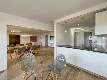 Departamento de 3 dormitorios más comodín, vista al río y amenities